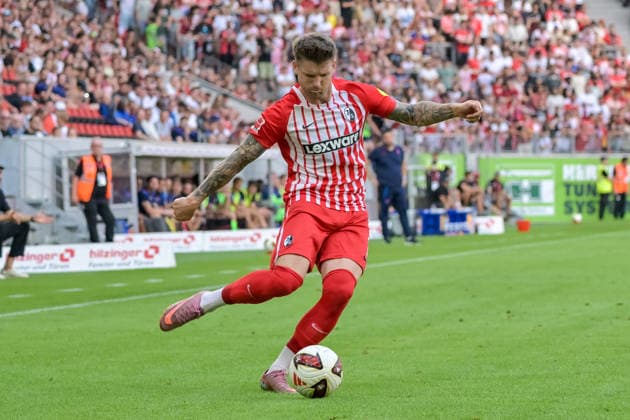 Lukas Kuebler (SC Freiburg, 17) am Ball. GER, SC Freiburg vs Crystal Palace FC, Fussball, Testspiel, , Saison 2026 2027, 15.08.2026 GER, SC Freiburg vs Crystal Palace FC, Fussball, Testspiel, , Saison 2026 2027, 15.08.2026 Freiburg Copyright: xEibner-Pressefotox EP_THS
