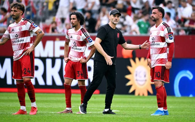 Düsseldorf, Germany, 3. Liga, Matchday 2, Merkur-Spiel-Arena Düsseldorf, Fortuna Düsseldorf vs TSG Hoffenheim II 0:2; Fabian Schleusener (F95), Anas Slimani (F95), Cheftrainer Alexander Ende (F95), Philipp Förster (F95) after the match. Disappointment, Frustration, Action.