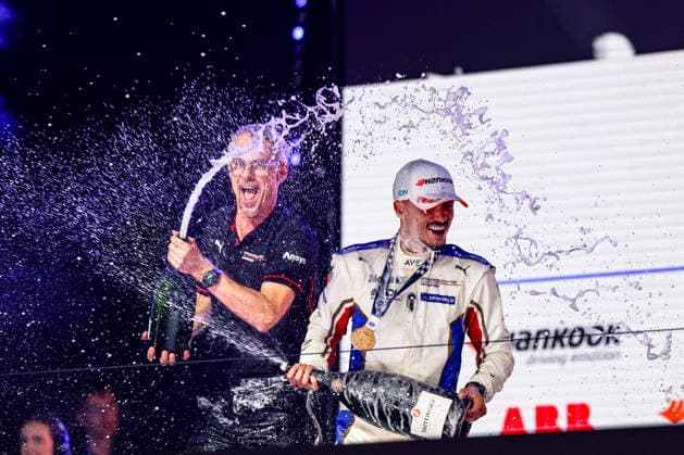 Pascal Wehrlein (Porsche Formula E Team, 94) verspruehen Champagner auf dem Podium , ABB FIA Formula E World Championship, WM, Weltmeisterschaft London e-Prix 2026, Vereinigtes Koenigreich, Saison 12 2025 26, Runde 16, 15.07.2026, ABB FIA Formula E World Championship, London e-Prix 2026, Vereinigtes Koenigreich, Saison 12 2025 26, Runde 16, 15.07.2026 London Copyright: xEibner-Pressefoto LauraxRoemerx EP_LRR