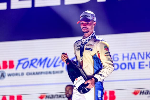 Pascal Wehrlein (Porsche Formula E Team, 94) auf dem Podium nach dem Rennen, ABB FIA Formula E World Championship, WM, Weltmeisterschaft London e-Prix 2026, Vereinigtes Koenigreich, Saison 12 2025 26, Runde 16, 15.07.2026, ABB FIA Formula E World Championship, London e-Prix 2026, Vereinigtes Koenigreich, Saison 12 2025 26, Runde 16, 15.07.2026 London Copyright: xEibner-Pressefoto LauraxRoemerx EP_LRR