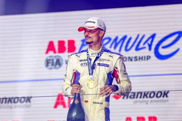 Pascal Wehrlein (Porsche Formula E Team, 94) auf dem Podium nach dem Rennen, ABB FIA Formula E World Championship, WM, Weltmeisterschaft London e-Prix 2026, Vereinigtes Koenigreich, Saison 12 2025 26, Runde 16, 15.07.2026, ABB FIA Formula E World Championship, London e-Prix 2026, Vereinigtes Koenigreich, Saison 12 2025 26, Runde 16, 15.07.2026 London Copyright: xEibner-Pressefoto LauraxRoemerx EP_LRR