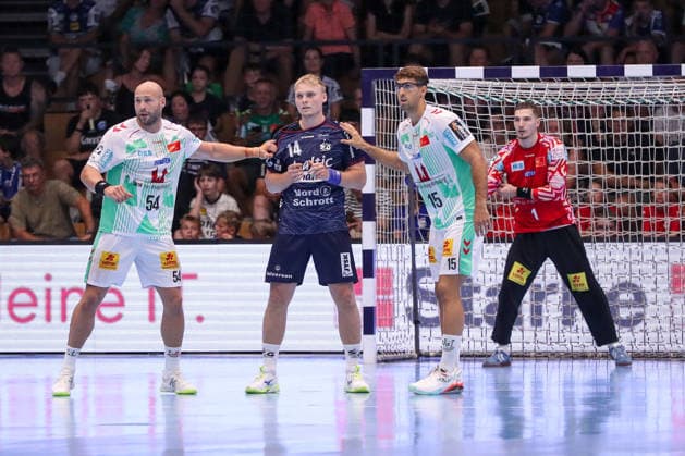 16.08.2026, xgox, Handball - Wartburg Cup SC Magdeburg - SG Flensburg-Handewitt emspor, v.l. Oscar Bergendahl (Magdeburg, 54), Emil Bergholt (Flensburg, 14), Antonio Serradilla (Magdeburg, 15) Zweikampf, Duell, Kampf, tackle Eisenach