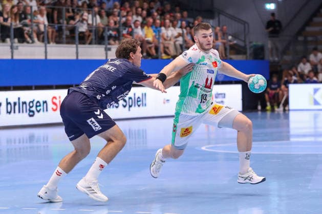 16.08.2026, xgox, Handball - Wartburg Cup SC Magdeburg - SG Flensburg-Handewitt emspor, v.l. Niclas Kirkelokke (Kirkelökke, Flensburg, 5), Elvar Oern Jonsson (Magdeburg, 19) Zweikampf, Duell, Kampf, tackle Eisenach