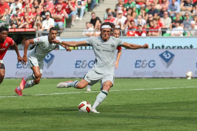 Sport Bilder des Tages 16.08.2026, xtgx, Fussball 2. Bundesliga, Hannover 96 - VfL Wolfsburg, v.l. Fabian Reese (Wolfsburg, 11) schiesst Tor, schießt, Torschuetze, erzielt Tor, Treffer, scores the goal Elfmeter (DFL DFB REGULATIONS PROHIBIT ANY USE OF PHOTOGRAPHS as IMAGE SEQUENCES and or QUASI-VIDEO) Hannover