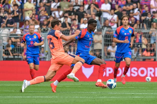 Andreas Christensen FC Barcelona, Barca 15), Abemly Meto Silu Metinho (FC Basel, 05) am Ball. GER, FC Basel vs FC Barcelona, Fussball, Testspiel, Saison 2026 2027, 16.08.2026 GER, FC Basel vs FC Barcelona, Fussball, Testspiel, Saison 2026 2027, 16.08.2026 Basel Copyright: xEibner-Pressefotox EP_THS