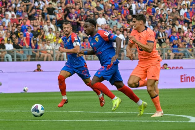 Philip Otele (FC Basel, 07) am Ball und im Laufduell mit Andreas Christensen FC Barcelona, Barca 15) GER, FC Basel vs FC Barcelona, Fussball, Testspiel, Saison 2026 2027, 16.08.2026 GER, FC Basel vs FC Barcelona, Fussball, Testspiel, Saison 2026 2027, 16.08.2026 Basel Copyright: xEibner-Pressefotox EP_THS