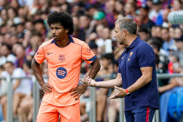 Karim Adeyemi FC Barcelona, Barca 14) und Hansi Flick (FC Barcelona, Trainer) im Dialog, im Gespräch, im Austausch, in Kommunikation , Schweiz, Fussball, Testspiel, 2026 2027, FC Basel vs. FC Barcelona, 16.08.2026, Basel Sankt Jakob Park Schweiz Copyright: xGrantxHubbsx