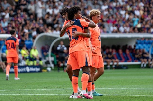 Fussball, Testspiel: FC Basel 1893 vs. FC Barcelona, Barca - Sonntag, 16.08.2026 (St. Jakob-Park, Basel, Schweiz); Torjubel nach dem Tor von Karim Adeyemi (14, FC Barcelona) zum 1:0 für den FC Barcelona, Marc Bernal (22, FC Barcelona), Fermin (16, FC Barcelona) Copyright: xValentinxDomgjonix