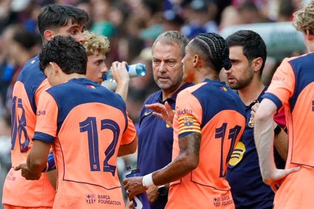 Hansi Flick FC Barcelona, Barca Trainer) im Dialog, im Gespräch, im Austausch, in Kommunikation mit seinen Spielern , Schweiz, Fussball, Testspiel, 2026 2027, FC Basel vs. FC Barcelona, 16.08.2026, Basel Sankt Jakob Park Schweiz Copyright: xGrantxHubbsx