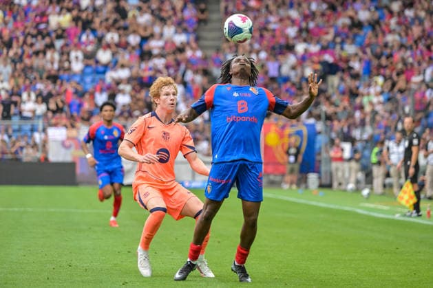 Evann Seyram Junior Senaya (FC Basel, 42) am Ball, Jordi Pesquer FC Barcelona, Barca 26) GER, FC Basel vs FC Barcelona, Fussball, Testspiel, Saison 2026 2027, 16.08.2026 GER, FC Basel vs FC Barcelona, Fussball, Testspiel, Saison 2026 2027, 16.08.2026 Basel Copyright: xEibner-Pressefotox EP_THS
