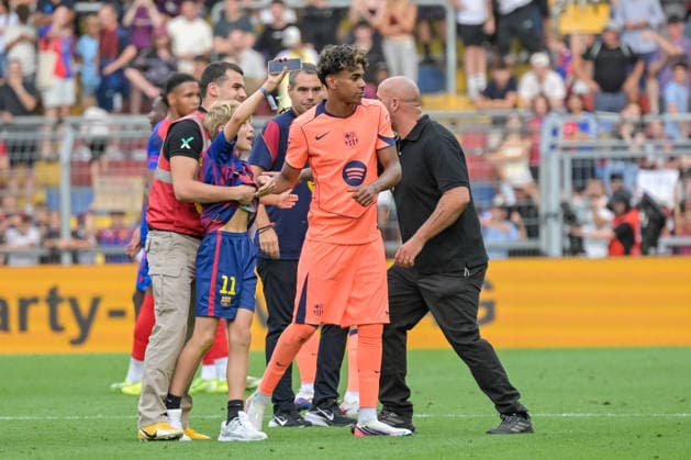 Ein junger Flitzer schaffte es aufs Spielfeld bis zu Lamine Yamal FC Barcelona, Barca 10) um ein Selfie zu machen. GER, FC Basel vs FC Barcelona, Fussball, Testspiel, Saison 2026 2027, 16.08.2026 GER, FC Basel vs FC Barcelona, Fussball, Testspiel, Saison 2026 2027, 16.08.2026 Basel Copyright: xEibner-Pressefotox EP_THS