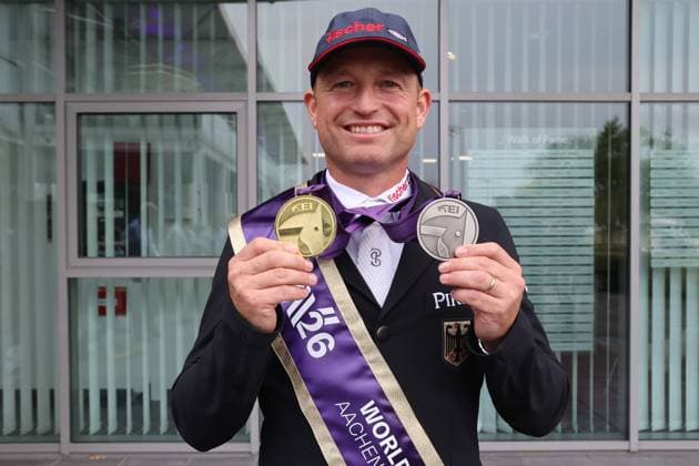 Weltmeister Michael Jung (GER) mit seinen gewonnenen Medaillen, Gold im Einzel, Silber in der Mannschaft, Vielseitigkeit , FEI Eventing World Championship, WM, Weltmeisterschaft , DHL-Preis, Einzel Mannschaft, AACHEN - FEI World Championships 2026, Weltfest des Pferdesports, Reitsport Weltmeisterschaft 2026, Aachen 2026, Welcome Home 2026, Aachener Soers, 11. bis 23. August 2026, Reitsport, 16.08.2026, Aachen Aachener Soers Deutschland