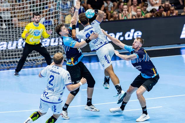 16.08.2026, GER, Handball, Maenner, Saison 26 27, Wartburg-Cup presented by Koetter Security, ThSV Eisenach - TBV Lemgo Lippe Tillman Leu (ThSV Eisenach,99), Tim Suton (TVB Lemgo-Lippe), Dominik Solak (ThSV Eisenach,30) 99817 Eisenach Werner-Assmann-Halle Am Sportp Thueringen Deutschland