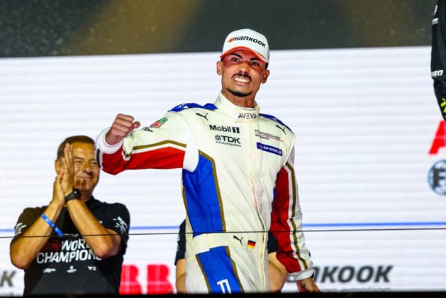 Pascal Wehrlein (Porsche Formula E Team, 94) Jubel, Freude, Lachen nach dem Rennen auf dem Podium, Weltmeister, World Driver Champion, ABB FIA Formula E World Championship, WM, Weltmeisterschaft London e-Prix 2026, Vereinigtes Koenigreich, Saison 12 2025 26, Runde 17, 16.07.2026, ABB FIA Formula E World Championship, London e-Prix 2026, Vereinigtes Koenigreich, Saison 12 2025 26, Runde 17, 16.07.2026 London Copyright: xEibner-Pressefoto LauraxRoemerx EP_LRR