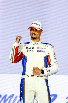 Pascal Wehrlein (Porsche Formula E Team, 94) Jubel, Freude, Lachen nach dem Rennen auf dem Podium, Weltmeister, World Driver Champion, ABB FIA Formula E World Championship, WM, Weltmeisterschaft London e-Prix 2026, Vereinigtes Koenigreich, Saison 12 2025 26, Runde 17, 16.07.2026, ABB FIA Formula E World Championship, London e-Prix 2026, Vereinigtes Koenigreich, Saison 12 2025 26, Runde 17, 16.07.2026 London Copyright: xEibner-Pressefoto LauraxRoemerx EP_LRR