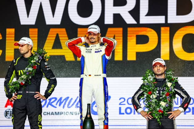 v.l. Jake Dennis (Andretti Formula E, 27), Pascal Wehrlein (Porsche Formula E Team, 94) Jubel, Freude, Lachen nach dem Rennen auf dem Podium, Weltmeister, World Driver Champion, Mitch Evans (Jaguar TCS Racing, 09), ABB FIA Formula E World Championship, WM, Weltmeisterschaft London e-Prix 2026, Vereinigtes Koenigreich, Saison 12 2025 26, Runde 17, 16.07.2026, ABB FIA Formula E World Championship, London e-Prix 2026, Vereinigtes Koenigreich, Saison 12 2025 26, Runde 17, 16.07.2026 London Copyright: xEibner-Pressefoto LauraxRoemerx EP_LRR
