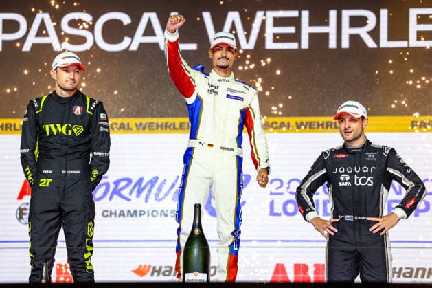 v.l. Jake Dennis (Andretti Formula E, 27), Pascal Wehrlein (Porsche Formula E Team, 94) Jubel, Freude, Lachen nach dem Rennen auf dem Podium, Weltmeister, World Driver Champion, Mitch Evans (Jaguar TCS Racing, 09), ABB FIA Formula E World Championship, WM, Weltmeisterschaft London e-Prix 2026, Vereinigtes Koenigreich, Saison 12 2025 26, Runde 17, 16.07.2026, ABB FIA Formula E World Championship, London e-Prix 2026, Vereinigtes Koenigreich, Saison 12 2025 26, Runde 17, 16.07.2026 London Copyright: xEibner-Pressefoto LauraxRoemerx EP_LRR