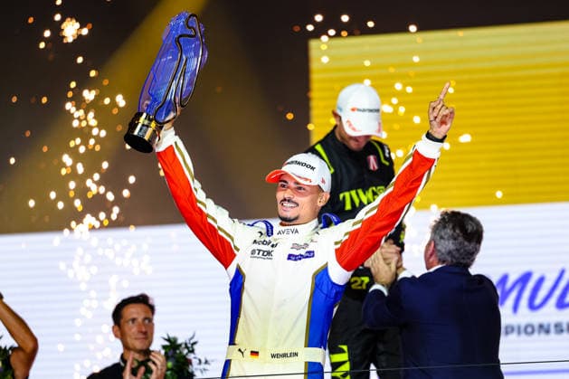 Pascal Wehrlein (Porsche Formula E Team, 94) Jubel, Freude, Lachen nach dem Rennen, Weltmeister, World Driver Champion, Podium, ABB FIA Formula E World Championship, WM, Weltmeisterschaft London e-Prix 2026, Vereinigtes Koenigreich, Saison 12 2025 26, Runde 17, 16.07.2026, ABB FIA Formula E World Championship, London e-Prix 2026, Vereinigtes Koenigreich, Saison 12 2025 26, Runde 17, 16.07.2026 London Copyright: xEibner-Pressefoto LauraxRoemerx EP_LRR