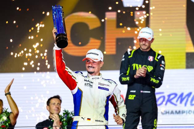Pascal Wehrlein (Porsche Formula E Team, 94) Jubel, Freude, Lachen nach dem Rennen, Weltmeister, World Driver Champion, Podium, ABB FIA Formula E World Championship, WM, Weltmeisterschaft London e-Prix 2026, Vereinigtes Koenigreich, Saison 12 2025 26, Runde 17, 16.07.2026, ABB FIA Formula E World Championship, London e-Prix 2026, Vereinigtes Koenigreich, Saison 12 2025 26, Runde 17, 16.07.2026 London Copyright: xEibner-Pressefoto LauraxRoemerx EP_LRR