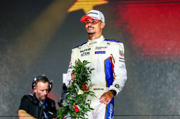 Pascal Wehrlein (Porsche Formula E Team, 94) auf dem Podium nach dem Rennen, Weltmeister, World Driver Champion, ABB FIA Formula E World Championship, WM, Weltmeisterschaft London e-Prix 2026, Vereinigtes Koenigreich, Saison 12 2025 26, Runde 17, 16.07.2026, ABB FIA Formula E World Championship, London e-Prix 2026, Vereinigtes Koenigreich, Saison 12 2025 26, Runde 17, 16.07.2026 London Copyright: xEibner-Pressefoto LauraxRoemerx EP_LRR