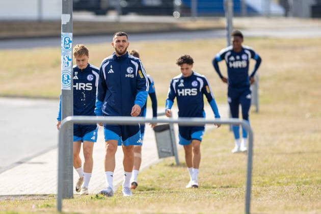 20.08.2026, Fussball, Training des FC Schalke 04. v. l. Finn Porath (FC Schalke 04), Hasan Kurucay (FC Schalke 04), Soufiane El-Faouzi (FC Schalke 04). Gelsenkirchen Trainingsgelände FC Schalke 04 NRW Deutschland xRHR-FOTO YYx Copyright: RHR-FOTOx RHR-FOTO YY