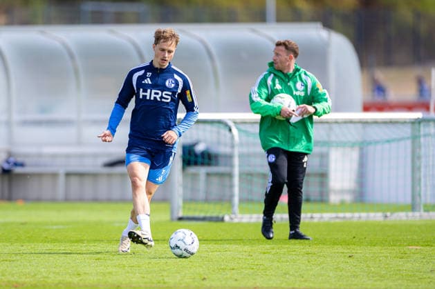 20.08.2026, Fussball, Training des FC Schalke 04. v. l. Finn Porath (FC Schalke 04), Co-Trainer Eddie Lattimore (FC Schalke 04). Gelsenkirchen Trainingsgelände FC Schalke 04 NRW Deutschland xRHR-FOTO YYx Copyright: RHR-FOTOx RHR-FOTO YY