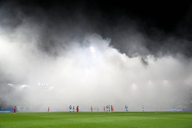 Sport Bilder des Tages 21.08.2026, xtgx, Fussball DFB-Pokal 1. Runde, FC Hansa Rostock - VfB Stuttgart, v.l. Spielunterbrechung, Rauch, Nebel, Pyro, Pyrotechnik, Bengalo, Rauch, Feuerwerk (DFL DFB REGULATIONS PROHIBIT ANY USE OF PHOTOGRAPHS as IMAGE SEQUENCES and or QUASI-VIDEO) Rostock