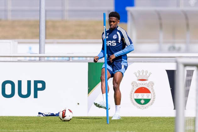 27.08.2026, Fussball, Training des FC Schalke 04. Junior Adamu (FC Schalke 04). Gelsenkirchen Trainingsgelände FC Schalke 04 NRW Deutschland xRHR-FOTO YYx Copyright: RHR-FOTOx RHR-FOTO YY