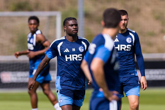 27.08.2026, Fussball, Training des FC Schalke 04. Junior Dina Ebimbe (FC Schalke 04). Gelsenkirchen Trainingsgelände FC Schalke 04 NRW Deutschland xRHR-FOTO YYx Copyright: RHR-FOTOx RHR-FOTO YY
