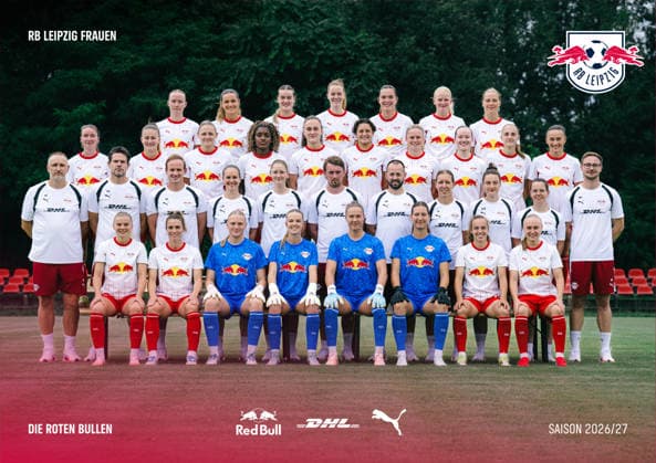 Mannschaftsfoto RB Leipzig Damen, 1.BL 2026 2027, 1.Reihe (sitzend) v. l. n. R.: Therese Simonsson, Sandra Starke, Mirja Kropp, Aude Waldbillig, Elvira Herzog, Sophie Lindner, Jasmien Mathys, Lou-Ann Joly; 2 Reihe: Karsten Klein (Mannschaftsleiter), Michael Gurski (Torfrau-Trainer), Maximilian Ewald (Athletiktrainer), Laura Stosno-Krohn (Athletiktrainerin), Marie Kirchhain (Spielanalystin), Jonas Stephan (Cheftrainer), Marius Nowoisky (Co-Trainer), Zsófia Rácz (Co-Trainerin), Maria Ebersbach (Physiotherapeutin), Johanna Schellhase (Physiotherapeutin), Manuel Hering (Organisation); 3.Reihe: Sára Pusztai, Annabel Schasching, Marleen Schimmer, Delice Boboy, Diána Németh, Emanuela Pfister, Marie Kleemann, Nele Quietzsch, Zenia Mertens, Lara Marti; 4. Reihe: Nikoline Dudek, Andrea Norheim, Charlotte Hulst, Nikée van Dijk, Alieke Tuin, Linde Veefkind, Emilía Ásgeirsdóttir