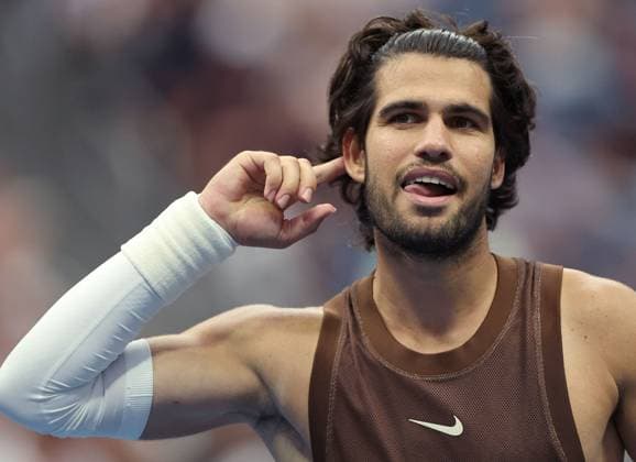 Carlos Alcaraz of Spain celebrates 2026 US Open, Day Two, USTA Billie Jean King National Tennis Center, New York, USA - 31 Aug 2026New York USTA Billie Jean King National T New York (NY) United States of America EDITORIAL USE ONLY No use with unauthorised audio, video, data, fixture lists, club league logos or live services. Online in-match use limited to 120 images, no video emulation. No use in betting, games or single club league player publications. Copyright: xEllaxLing Shutterstockx 17124549cg