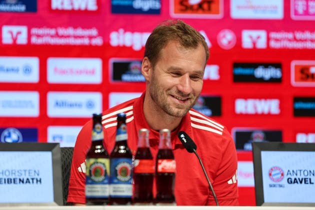 Anton Gavel (FC Bayern Basketball, Chef-Trainer) lacht bei der Pressekonferenz, GER, FC Bayern Basketball, Saisoneroeffnungs-Pressekonferenz, Saison 2026 2027, 15.09.2026, GER, FC Bayern Basketball, Saisoneroeffnungs-Pressekonferenz, Saison 2026 2027, 15.09.2026 Muenchen Copyright: xEibner-Pressefoto JennixMaulx EP_JML