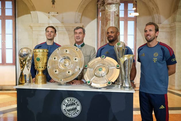 Manuel Neuer (FC Bayern Muenchen, 01) mit Dr. Markus Soeder (MdL, Ministerpraesident Bayern und CSU Vorsitzender) und Vincent Kompany (FC Bayern Muenchen, Cheftrainer), mit Harry Kane (FC Bayern Muenchen, 09) und den Pokalen und Meisterschalen der vegangenen Saison, GER, Ministerpraesident Dr. Markus Soeder empfaengt die Frauen- und Herrenfussballmanschaft des FC Bayern Muenchen zur Ehrung als Deutsche Meister in der Saison 2025 28, 16.09.2026, GER, Ministerpraesident Dr. Markus Soeder empfaengt die Frauen- und Herrenfussballmanschaft des FC Bayern Muenchen zur Ehrung als Deutsche Meister in der Saison 2025 28, 16.09.2026 Muenchen Copyright: xEibner-Pressefoto JennixMaulx EP_JML