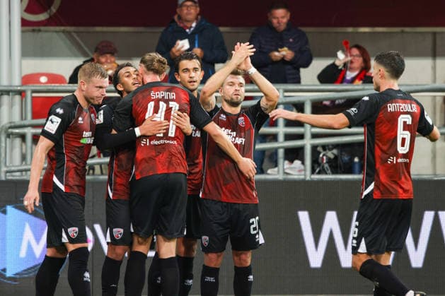 Jubel nach dem Tor Treffer zum 0:1 durch Nishan Velupillay (FC Ingolstadt 04, Nr.28) mit Yannick Deichmann (FC Ingolstadt 04, Nr.20), Vinko Sapina (FC Ingolstadt 04, Nr.41), Georgios Antzoulas (FC Ingolstadt 04, Nr.6) beim Spiel FC Ingolstadt 04 gegen TSG Hoffenheim II am 16.09.2026, DFB regulations prohibit any use of photographs as image sequences and or quasi-video. GER, Fussball, 3. Liga, Spieltag 6, FC Ingolstadt 04 gegen TSG Hoffenheim II, 16.09.2026, Audi Sportpark Ingolstadt Copyright: xEibner-Pressefoto OliverxSTRISCHx EP-OSH