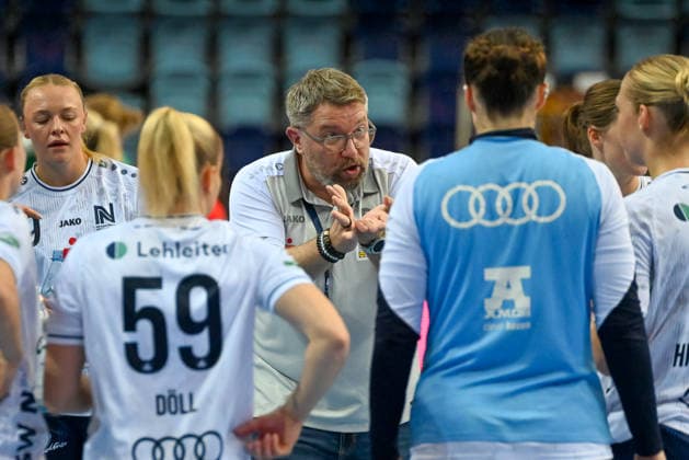 Thomas Zeitz (SU Neckarsulm, Trainer) spricht wahrend einer Auszeit zu seiner Mannschaft GER, VfL Oldenburg vs. SU Neckarsulm, ALSCO Handball Bundesliga Frauen, 4. Spieltag, Saison 2026 2027, 16.09.2026, VfL Oldenburg vs. SU Neckarsulm, ALSCO Handball Bundesliga Frauen, 4. Spieltag, Saison 2026 2027, 16.09.2026 Oldenburg Copyright: xEibner-Pressefoto RobertxGertzenx EP_RGN