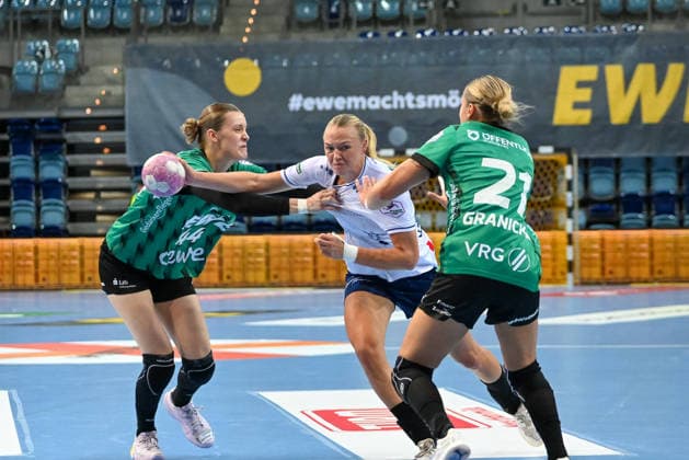 Antje Doell (SU Neckarsulm, 59) am Ball gegen Lisa-Marie Fragge (VfL Oldenburg, 44) und Joanna Granicka (VfL Oldenburg, 21) GER, VfL Oldenburg vs. SU Neckarsulm, ALSCO Handball Bundesliga Frauen, 4. Spieltag, Saison 2026 2027, 16.09.2026, VfL Oldenburg vs. SU Neckarsulm, ALSCO Handball Bundesliga Frauen, 4. Spieltag, Saison 2026 2027, 16.09.2026 Oldenburg Copyright: xEibner-Pressefoto RobertxGertzenx EP_RGN