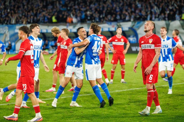 Torjubel 3:2 bei links Kenan Fatkic (Rostock) und Torschütze Benno Dietze (Rostock) - ganz links Collin Schramm (VfB) und ganz rechts Alexander Groiß (VfB) sind ist enträuscht, wütend, frustriert, sauer ; GER, FC Hansa Rostock vs. VfB Stuttgart II, Fußball, Männer, 3.Liga, 06.Spieltag, Spielzeit 2026 2027, 16.09.2026 Rostock Ostseestadion Mecklenburg - Vorpommern Deutschland