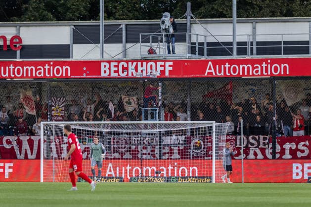 Die Fans von FC Wuerzburger Kickers feuern ihre Mannschaft an GER, SC Verl vs. FC Wuerzburger Kickers, Fussball, 3. Liga, 7. Spieltag, Spielzeit 2026 2027, 18.09.2026 DFL Regulations prohibit any use of photographers as image sequences and or quasi-video. GER, SC Verl vs. FC Wuerzburger Kickers, Fussball, 3. Liga, 7. Spieltag, Spielzeit 2026 2027, 18.09.2026 Verl Copyright: xEibner-Pressefoto JanxRollingerx EP_JSK