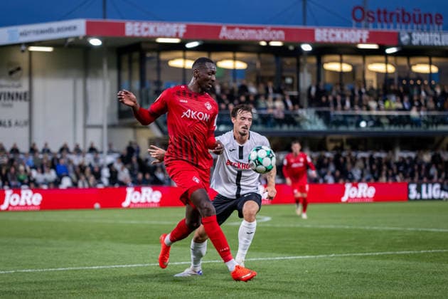 (L-R) Tarsis Bonga (FC Wuerzburger Kickers, 30) im Zweikampf mit Noah Koenig (SC Verl, 22) GER, SC Verl vs. FC Wuerzburger Kickers, Fussball, 3. Liga, 7. Spieltag, Spielzeit 2026 2027, 18.09.2026 DFL Regulations prohibit any use of photographers as image sequences and or quasi-video. GER, SC Verl vs. FC Wuerzburger Kickers, Fussball, 3. Liga, 7. Spieltag, Spielzeit 2026 2027, 18.09.2026 Verl Copyright: xEibner-Pressefoto JanxRollingerx EP_JSK