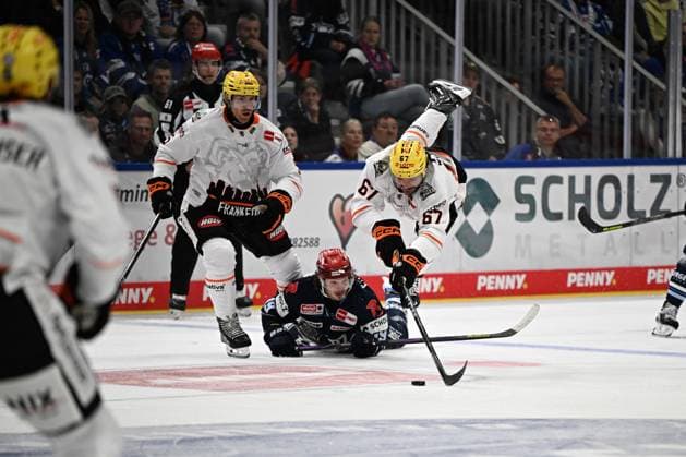 (v.l.n.r.) Bjoern Krupp (Loewen Frankfurt 5) Hakon Haenelt (Schwenninger Wild Wings) 19 Matthew Wedman (Loewen Frankfurt 67) Schwenninger Wild Wings gegen Loewen Frankfurt, DEL, Hauptrunde, Spiel 1, Saison 2026 2027, 20260918 Schwenninger Wild Wings gegen Loewen Frankfurt, DEL, Hauptrunde, Spiel 1, Saison 2026 2027, 20260918 Schwenningen Copyright: xEibner-Pressefoto SvenxLaeglerx EP_SVL