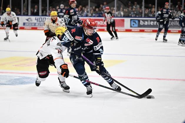 (v.l.n.r.) Robin van Calster (Loewen Frankfurt 19) Hakon Haenelt (Schwenninger Wild Wings) 19 Schwenninger Wild Wings gegen Loewen Frankfurt, DEL, Hauptrunde, Spiel 1, Saison 2026 2027, 20260918 Schwenninger Wild Wings gegen Loewen Frankfurt, DEL, Hauptrunde, Spiel 1, Saison 2026 2027, 20260918 Schwenningen Copyright: xEibner-Pressefoto SvenxLaeglerx EP_SVL