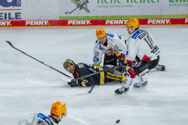 C.J Suess am Boden, Rayan Bettahar (Fischtown Pinguins Bremerhaven, 15) und Roman Kechter (Fischtown Pinguins Bremerhaven, 10) im Zweikampf Krefeld Pinguine vs. Pinguins Bremerhaven, Eishockey, PENNY DEL, 1. Spieltag, Spielzeit 2026 2027, 18.09.2026 Krefeld Pinguine vs. Pinguins Bremerhaven, Eishockey, PENNY DEL, 1. Spieltag, Spielzeit 2026 2027, 18.09.2026 Krefeld Copyright: xEibner-Pressefoto LukasxBaldygax EP_LBA