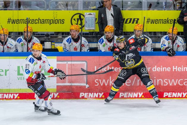Maxim RAusch (Fischtown Pinguins Bremerhaven, 53) Zack Dybowski (Krefeld Pinguine, 44) im Kampf um den Puck Krefeld Pinguine vs. Pinguins Bremerhaven, Eishockey, PENNY DEL, 1. Spieltag, Spielzeit 2026 2027, 18.09.2026 Krefeld Pinguine vs. Pinguins Bremerhaven, Eishockey, PENNY DEL, 1. Spieltag, Spielzeit 2026 2027, 18.09.2026 Krefeld Copyright: xEibner-Pressefoto LukasxBaldygax EP_LBA