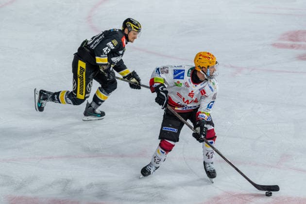 Alexander Weiss (Krefeld Pinguine, 43) verfolgt Matthew Abt (Fischtown Pinguins Bremerhaven, 42) mit dem Puck Krefeld Pinguine vs. Pinguins Bremerhaven, Eishockey, PENNY DEL, 1. Spieltag, Spielzeit 2026 2027, 18.09.2026 Krefeld Pinguine vs. Pinguins Bremerhaven, Eishockey, PENNY DEL, 1. Spieltag, Spielzeit 2026 2027, 18.09.2026 Krefeld Copyright: xEibner-Pressefoto LukasxBaldygax EP_LBA
