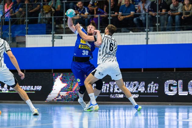 Dominik Solak (ThSV Eisenach, 30) im Zweikampf gegen Harald Reinkind (THW Kiel, 06) GER, ThSV Eisenach gegen THW Kiel, 1. Opel Handballbundesliga, Handball, 5.Spieltag, Saison 2026 2027, 20.00 Uhr, 18.09.2026 GER, ThSV Eisenach gegen THW Kiel, 1. Opel Handballbundesliga, Handball, 5.Spieltag, Saison 2026 2027, 20.00 Uhr, 18.09.2026 Eisenach Copyright: xMartinxHerbstx
