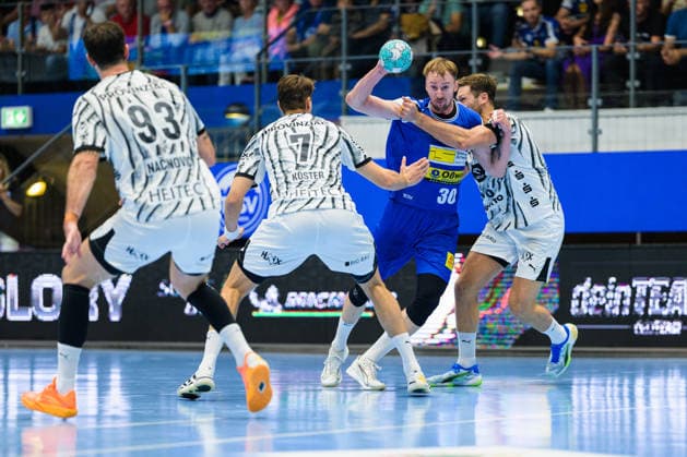 Dominik Solak (ThSV Eisenach, 30) muss sich doch Julian Koester (THW Kiel, 07), Harald Reinkind (THW Kiel, 06) durchkaempfen. Veron Nacinovic (THW Kiel, 93) GER, ThSV Eisenach gegen THW Kiel, 1. Opel Handballbundesliga, Handball, 5.Spieltag, Saison 2026 2027, 20.00 Uhr, 18.09.2026 GER, ThSV Eisenach gegen THW Kiel, 1. Opel Handballbundesliga, Handball, 5.Spieltag, Saison 2026 2027, 20.00 Uhr, 18.09.2026 Eisenach Copyright: xMartinxHerbstx
