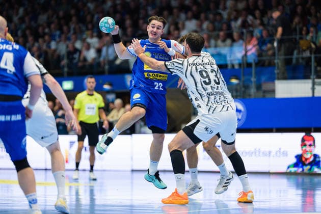 Felix Aellen (ThSV Eisenach, 22) im Duell gegen Veron Nacinovic (THW Kiel, 93) GER, ThSV Eisenach gegen THW Kiel, 1. Opel Handballbundesliga, Handball, 5.Spieltag, Saison 2026 2027, 20.00 Uhr, 18.09.2026 GER, ThSV Eisenach gegen THW Kiel, 1. Opel Handballbundesliga, Handball, 5.Spieltag, Saison 2026 2027, 20.00 Uhr, 18.09.2026 Eisenach Copyright: xMartinxHerbstx