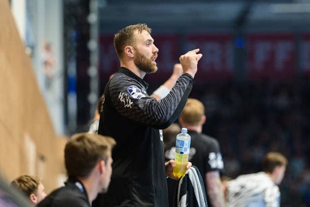 Andreas Wolff (THW Kiel, 33) mit Tipps fuer Gonzalo Perez de Vargas (THW Kiel, 01) GER, ThSV Eisenach gegen THW Kiel, 1. Opel Handballbundesliga, Handball, 5.Spieltag, Saison 2026 2027, 20.00 Uhr, 18.09.2026 GER, ThSV Eisenach gegen THW Kiel, 1. Opel Handballbundesliga, Handball, 5.Spieltag, Saison 2026 2027, 20.00 Uhr, 18.09.2026 Eisenach Copyright: xMartinxHerbstx