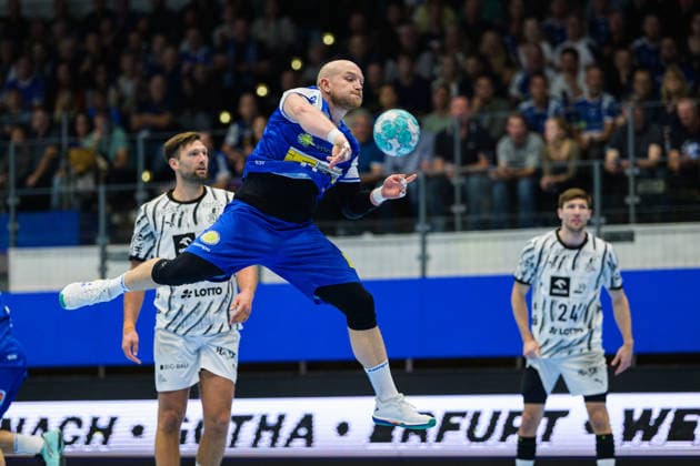 Peter Walz (ThSV Eisenach, 14), Harald Reinkind (THW Kiel, 06), Lukas Zerbe (THW Kiel, 24) GER, ThSV Eisenach gegen THW Kiel, 1. Opel Handballbundesliga, Handball, 5.Spieltag, Saison 2026 2027, 20.00 Uhr, 18.09.2026 GER, ThSV Eisenach gegen THW Kiel, 1. Opel Handballbundesliga, Handball, 5.Spieltag, Saison 2026 2027, 20.00 Uhr, 18.09.2026 Eisenach Copyright: xMartinxHerbstx