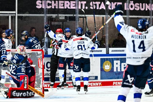 Torjubel, Jubel, Freude bei Torschütze Austen Keating (ERC Ingolstadt, 89) Riley Sheen (ERC Ingolstadt, 91), GER, Iserlohn Roosters vs. ERC Ingolstadt, Eishockey, Penny-DEL, 1. Spieltag, Spielzeit 2026 2027, 19.09.2026, GER, Iserlohn Roosters vs. ERC Ingolstadt, Eishockey, Penny-DEL, 1. Spieltag, Spielzeit 2026 2027, 19.09.2026 Iserlohn Copyright: xJonasxBrockmann Eibner-Pressefotx EP_JBN